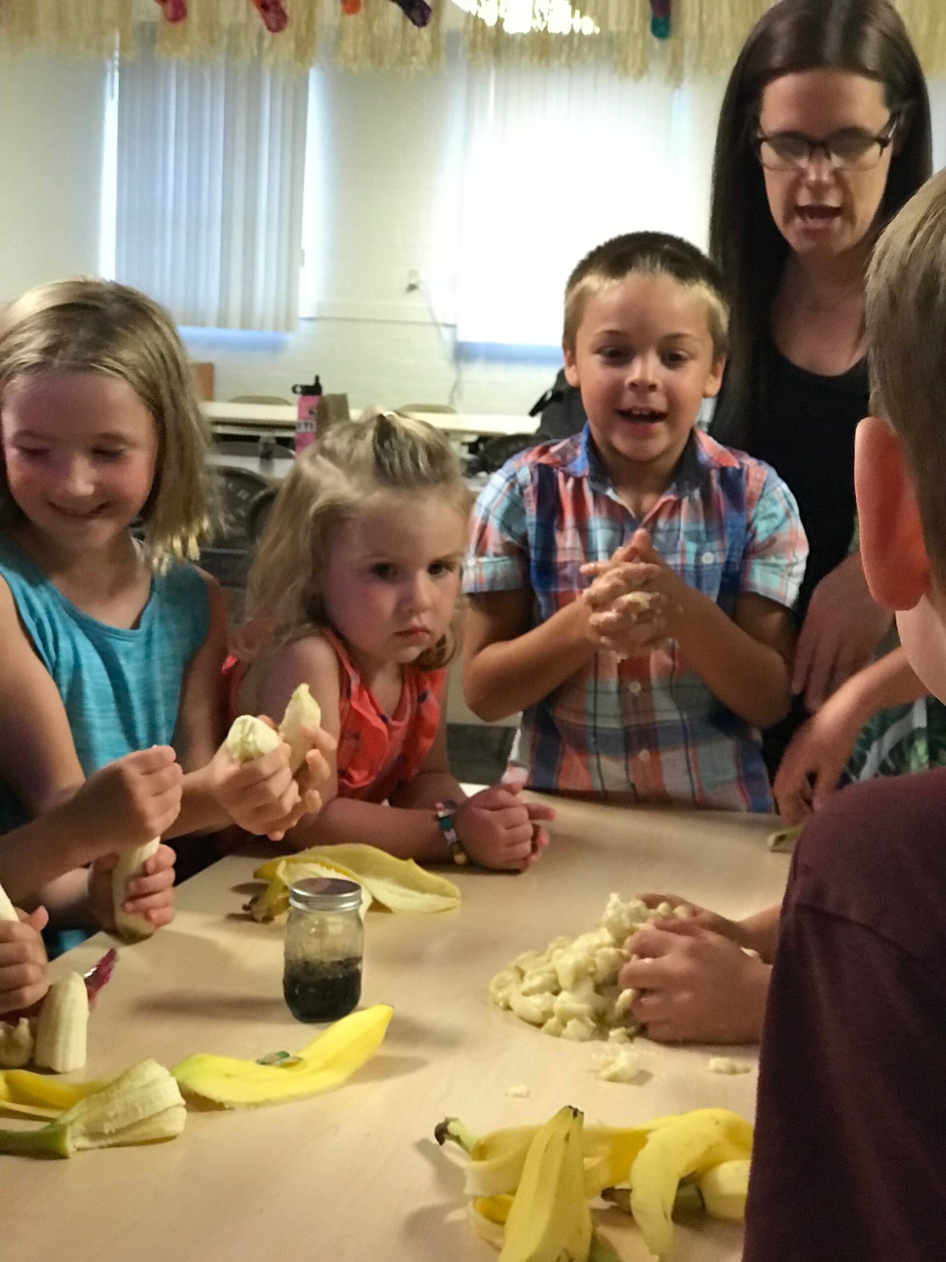 children eating bananas